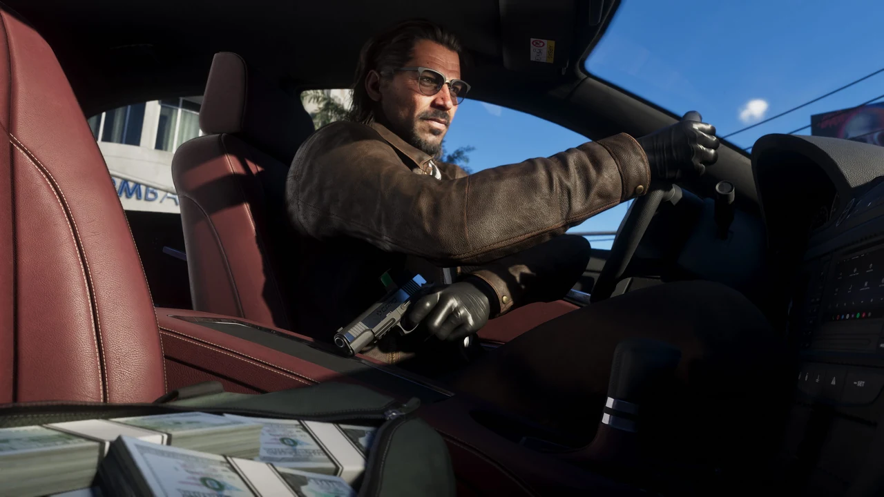 Captura oficial de GTA VI: Raul conduce con un arma en la mano y dinero en el asiento de al lado